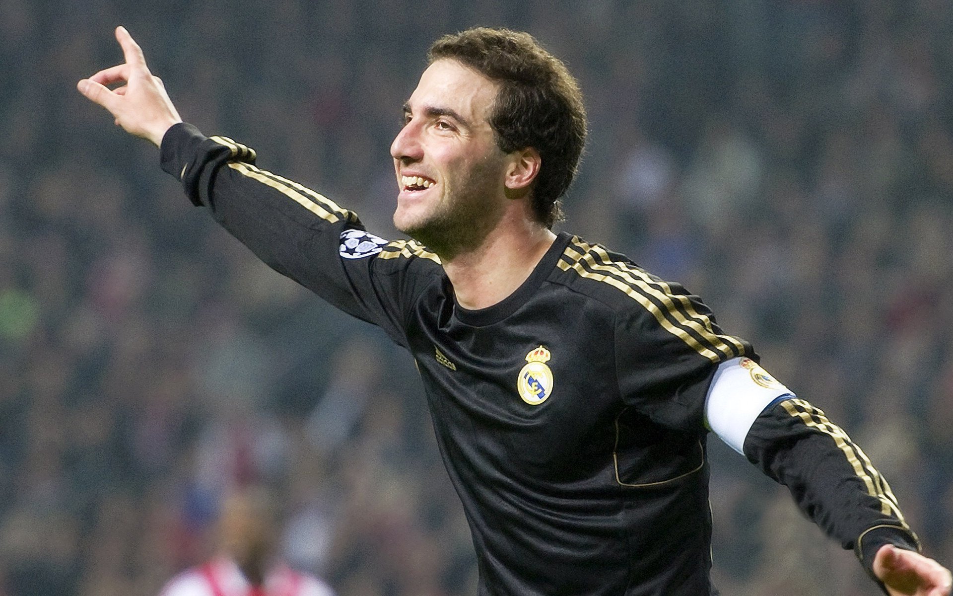 库兹马诺维奇在巴黎奥运会手球比赛中多次扑救对方角球，库兹马传球